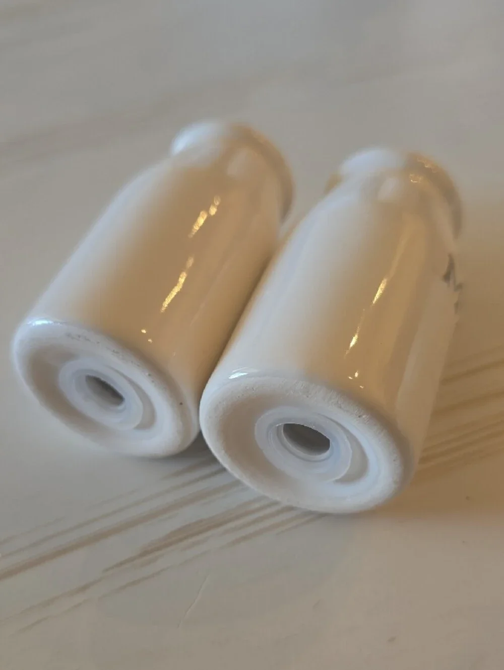 New Cracker Barrel Milk Bottle Salt and Pepper Shakers Set with Wire Basket